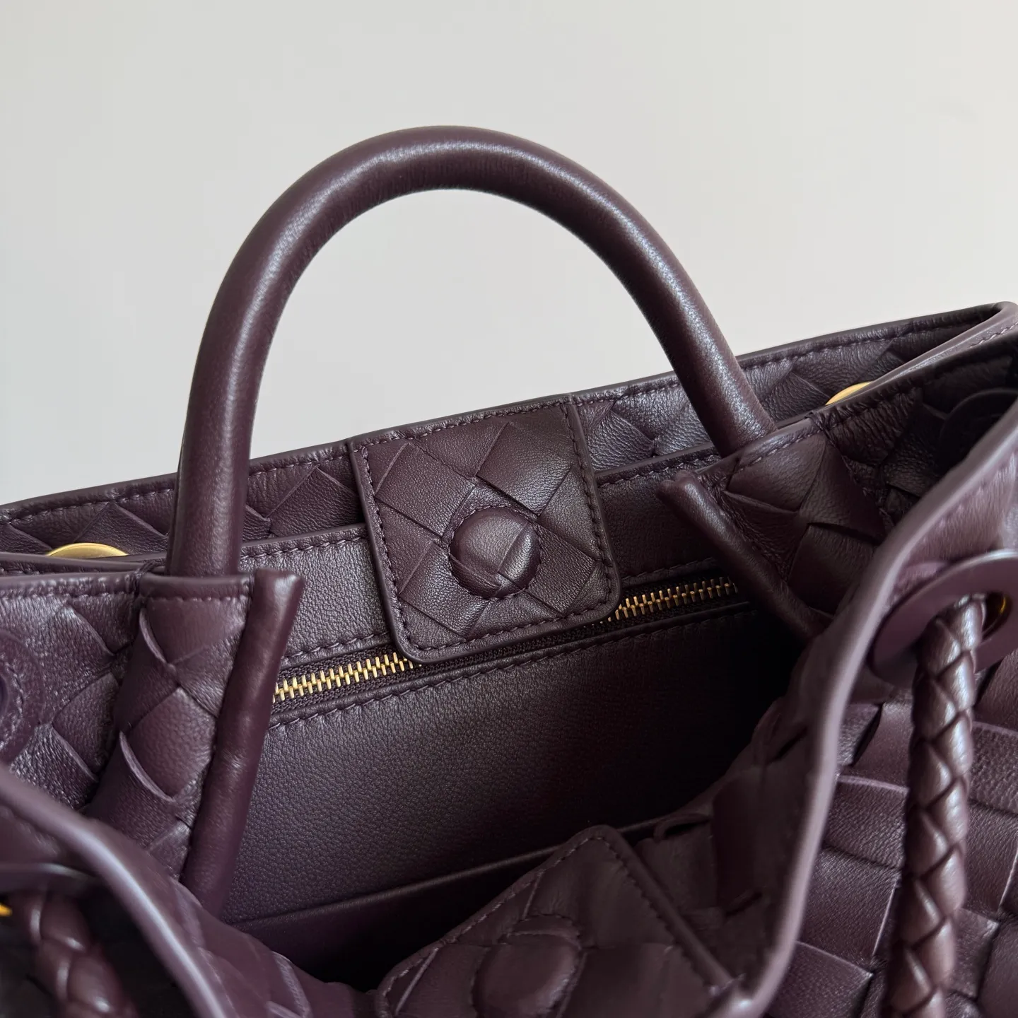 The 2023 new Andiamo batch of 1860 BV has been shipped‼ ️Really popular🔥The new Andiamo woven handbag launched by Bottega Veneta this season is really popular all over the world! ! Celebrities at home and abroad have worn it, and Oscar-winning actress Michelle Yeoh has taken it out on the street. Song Jia, Trai Yara, Yu Feihong, Sanji Ayaka, Rosie Hunting-Whiteley, Yoshioka Riho, etc. have all picked up this bag. It is classic and versatile, showing off its temperament, and the bag capacity is also large, which is very convenient for daily commuting! ! A variety of carrying methods, the shoulder straps can be adjusted by yourself, the original lambskin feels soft and delicate, and the unisex style breaks gender boundaries and brings a more practical and longer-lasting use experience. Andiamo, which has both elegant and casual styles, perfectly interprets the true appearance of "fashionable old money style". Style number: 743568 Size: 25*22*10.5cm